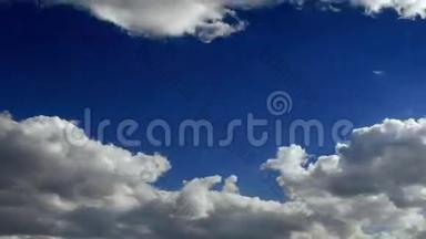 深蓝色的天空和运行的云时间镜头